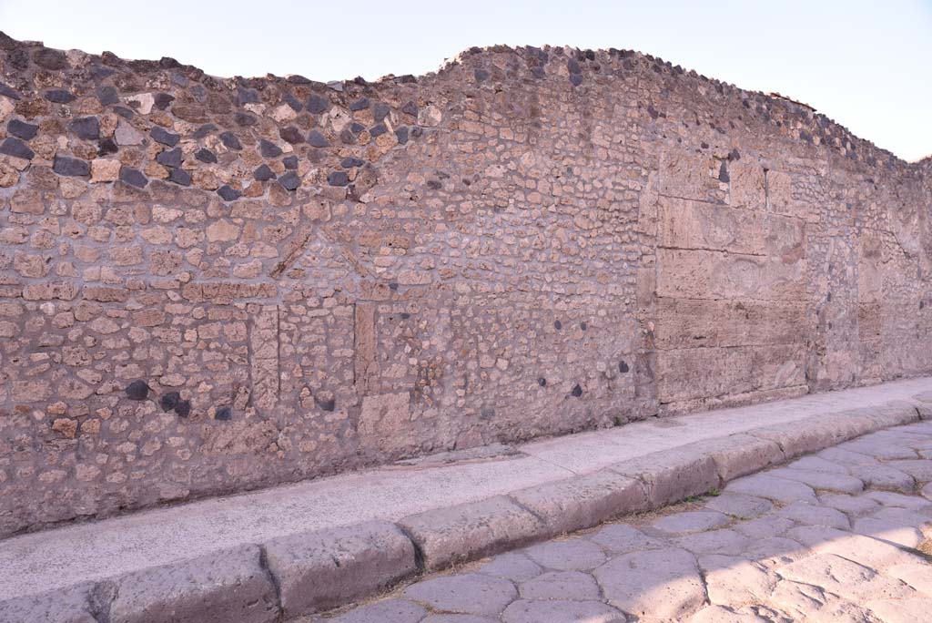 Vicolo del Menandro, north side, Pompeii. October 2019. Looking east along wall of Insula.
Foto Tobias Busen, ERC Grant 681269 DCOR.
