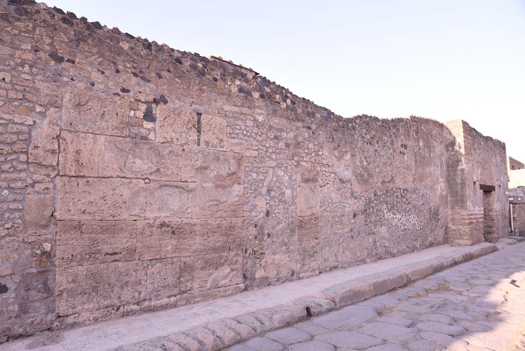 Vicolo del Menandro, north side, Pompeii. October 2019. Looking east along south wall towards I.4.28.  
Foto Tobias Busen, ERC Grant 681269 DCOR.
