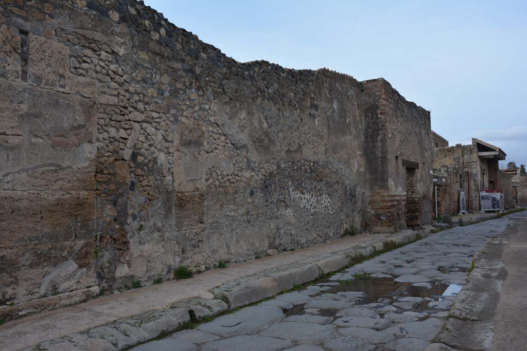 Vicolo del Menandro, Pompeii. March 2018. Looking east along south wall towards I.4.28, and junction with Vicolo del Citarista. 
Foto Tobias Busen, ERC Grant 681269 DCOR.

