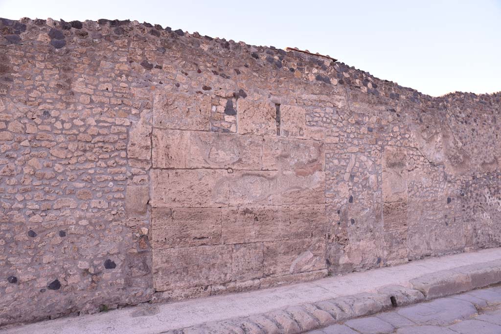 Vicolo del Menandro, north side, Pompeii. October 2019. South perimeter wall of Insula, with detail of block work.   
Foto Tobias Busen, ERC Grant 681269 DCOR.

