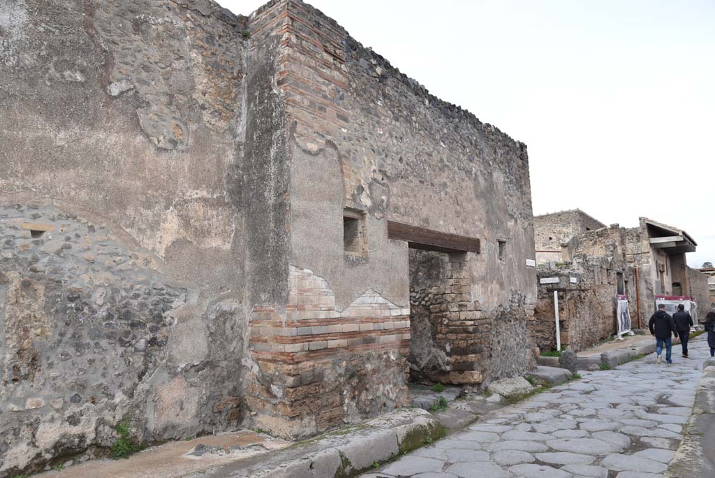 Vicolo del Menandro, north side, Pompeii. March 2018. 
Looking towards entrance doorway of I.4.28, centre right, and junction into Vicolo del Citarista.
Foto Tobias Busen, ERC Grant 681269 DCOR.

