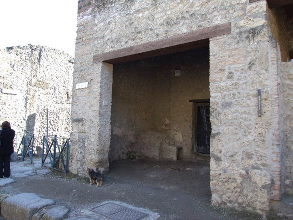 I.11.7 on the west side of Vicolo della Nave Europa and its junction with the south side of Via dell Abbondanza. December 2006.
