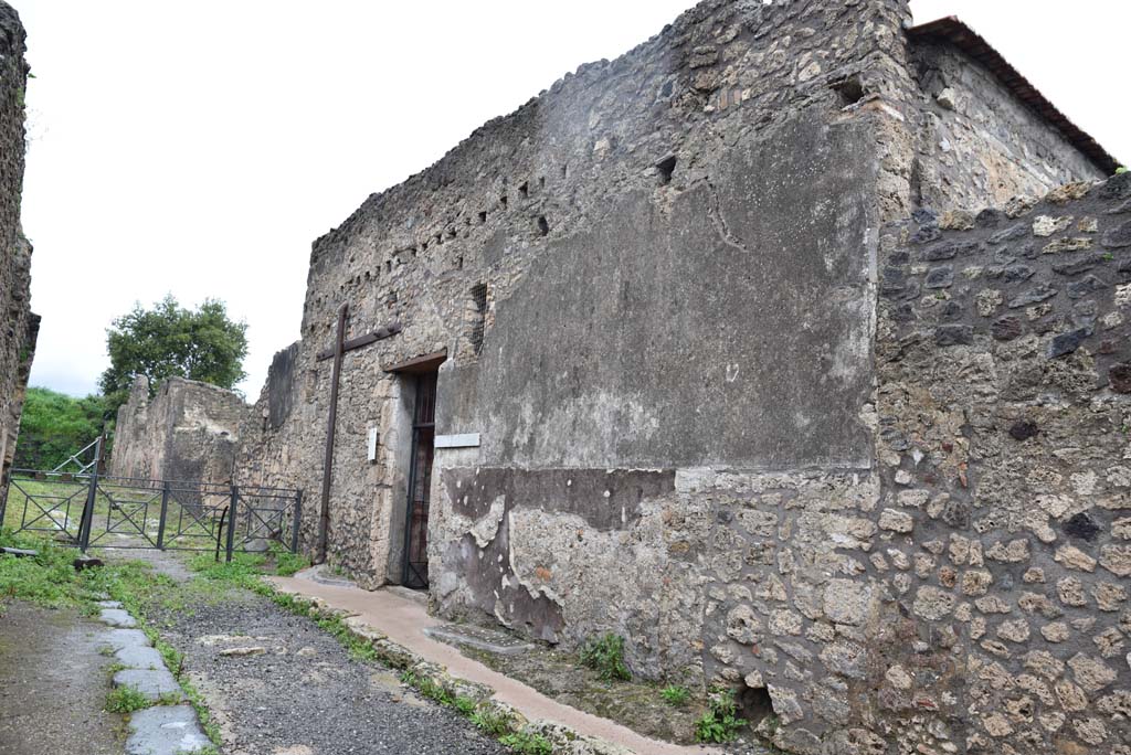 Vicolo di Lucrezio Frontone, east side, Pompeii. March 2018. Looking north towards entrance doorway of V.4.a, in centre.
Foto Annette Haug, ERC Grant 681269 DÉCOR.
