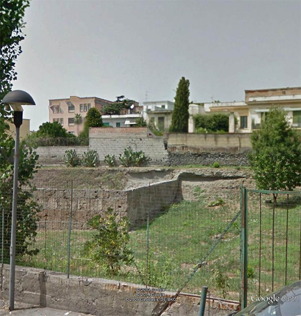 Santuario extraurbano del fondo Iozzino. August 2012. The east side of the sanctuary. The thick outer wall built in limestone can be seen. Photo courtesy of Google Earth.