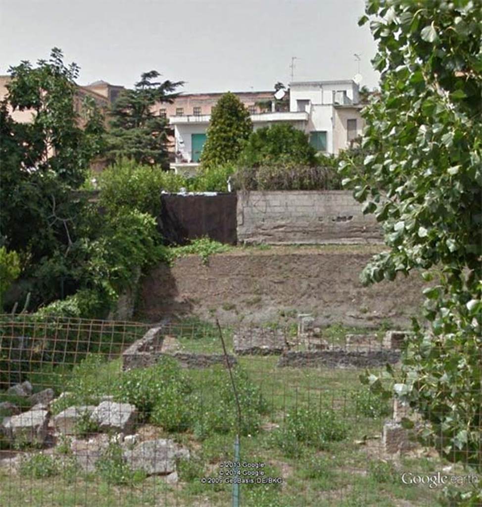 Santuario extraurbano del fondo Iozzino. August 2012. The west side of the sanctuary. The inner wall and three small temples can be seen. Photo courtesy of Google Earth.