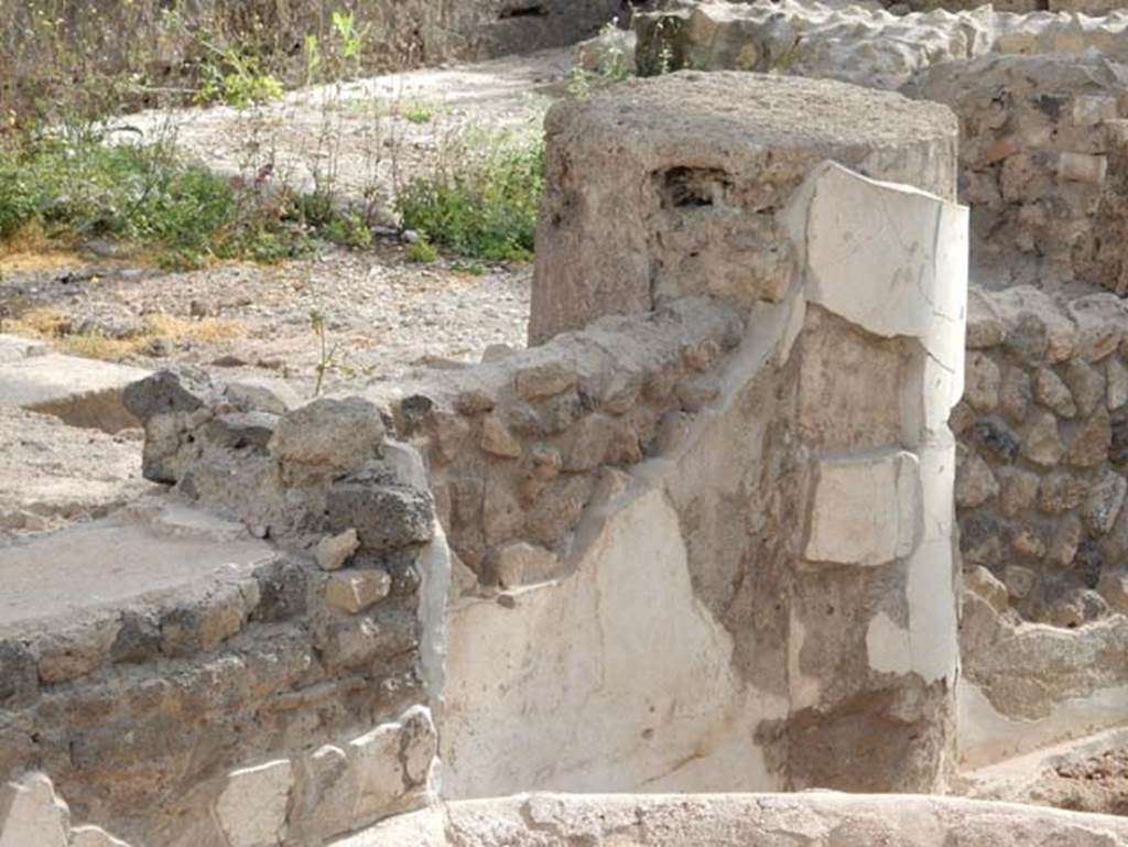 Tempio dionisiaco in località Sant’Abbondio di Pompei. May 2018. Remains of white plaster outside south-east corner of pronaos.
Photo courtesy of Buzz Ferebee.
