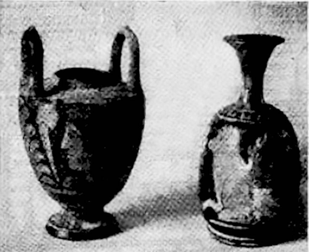 Pompeii, Tombe del Fondo Squillante. 1928 photo of finds.
The stamnos is to the left, with palm motifs under the handles and feminine head in profile.
The lekythos is to the right, with a tiger attacking a bull, biting its back.
See Della Corte M., Notizie degli Scavi di Antichità, 1928, pp. 373, fig. 1.
