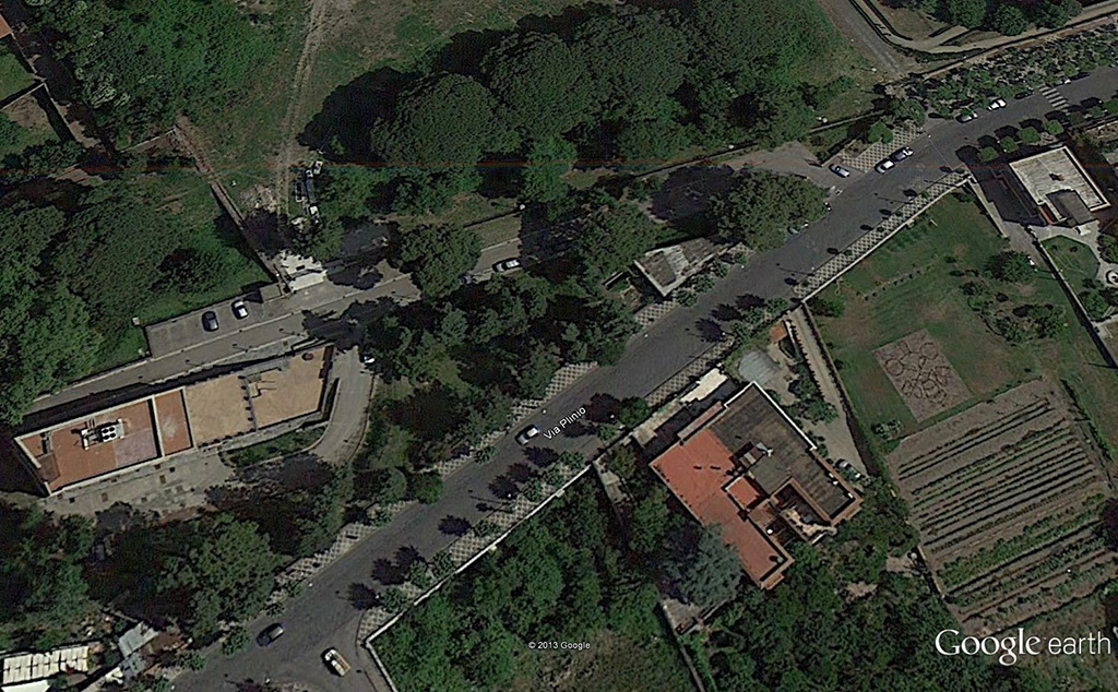 Pompei, Tombe presso la Strada Regia. Meeting point of the old and the new road. Photo © Google Earth.
