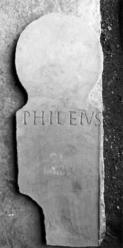 Pompeii Fondo Azzolini. Tomb 7a: Philetus.
Columella with inscription

PHILETUS

Philetus

See Notizie degli Scavi di Antichità, 1916, 302, t7a.
Photo © Umberto Soldovieri.
