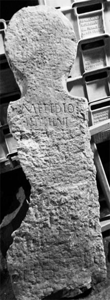 Pompeii Fondo Azzolini. Tomb 106: Marco Epidio Thychni.
Columella with inscription

M EPIDIO
THYCHNI

M(arco) Epidio
Thychni

See Notizie degli Scavi di Antichità, 1916, 303, t106.
Photo © Umberto Soldovieri.