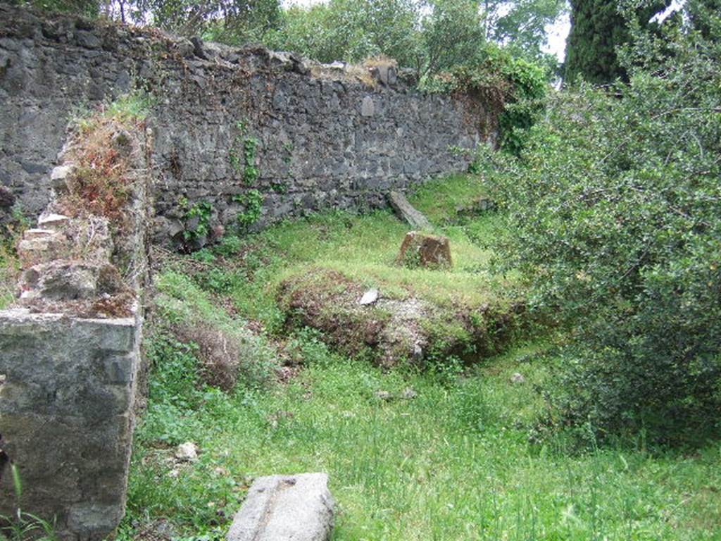 HGE02 Pompeii. May 2006. Looking across HGE04 from west wall of Tomb of Terentius Felix Maior.