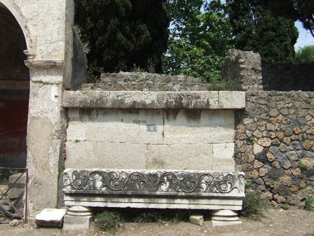 HGE08 Pompeii. May 2006. Tomba del vaso di vetro blu. The ornate lintel in front belongs to HGE06 the Tomba della ghirlande.