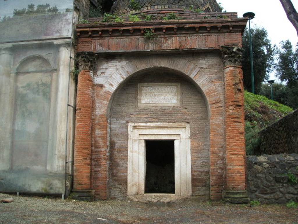Pompeii Porta Nocera. Tomb 17ES. Entrance. December 2004.