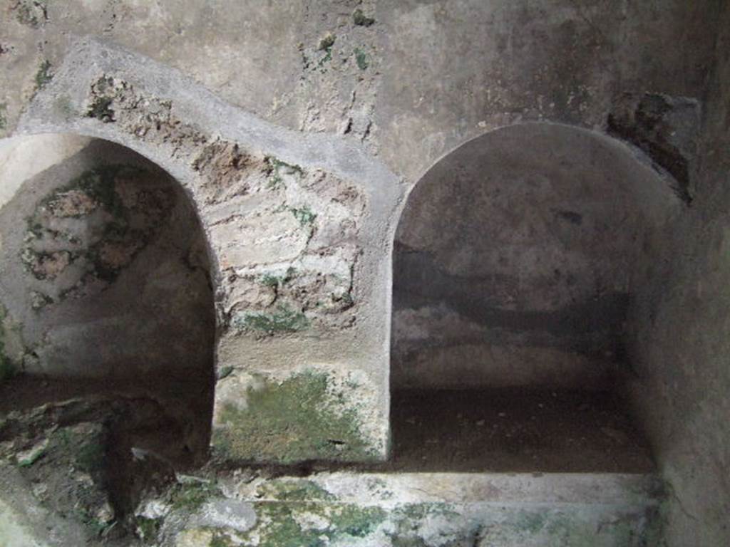 Pompeii Porta Nocera. Tomb 17ES. Niches on west wall. May 2006.