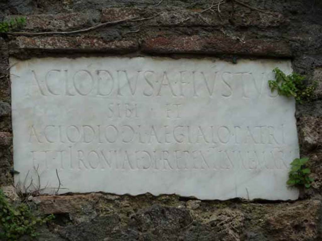 Pompeii Porta Nocera Tomb 5OS.  May 2010. Marble plaque with latin inscription.
A(ulus)  CLODIVS  A(uli)  F(ilius)  IVSTVS
SIBI  ET
A(ulo)  CLODIO  G(aiae)  L(iberto)  AEGIALO  PATRI
ET  TIRONIAE  G(aiae)  L(ibertae)  REPENTINAE  MATRI.
