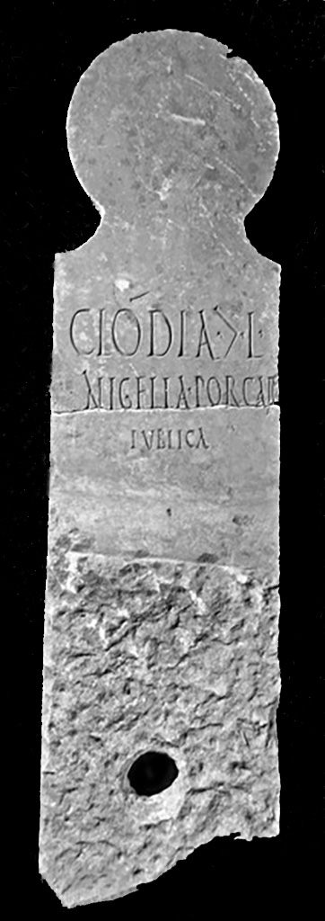 Pompeii Porta Nocera. Tomb 5OS. Columella of Clodia G L Nigella Porcaria Publica. 
Clodia G(aiae) L(iberta)
Nigella Porcar(ia)
Publica.

