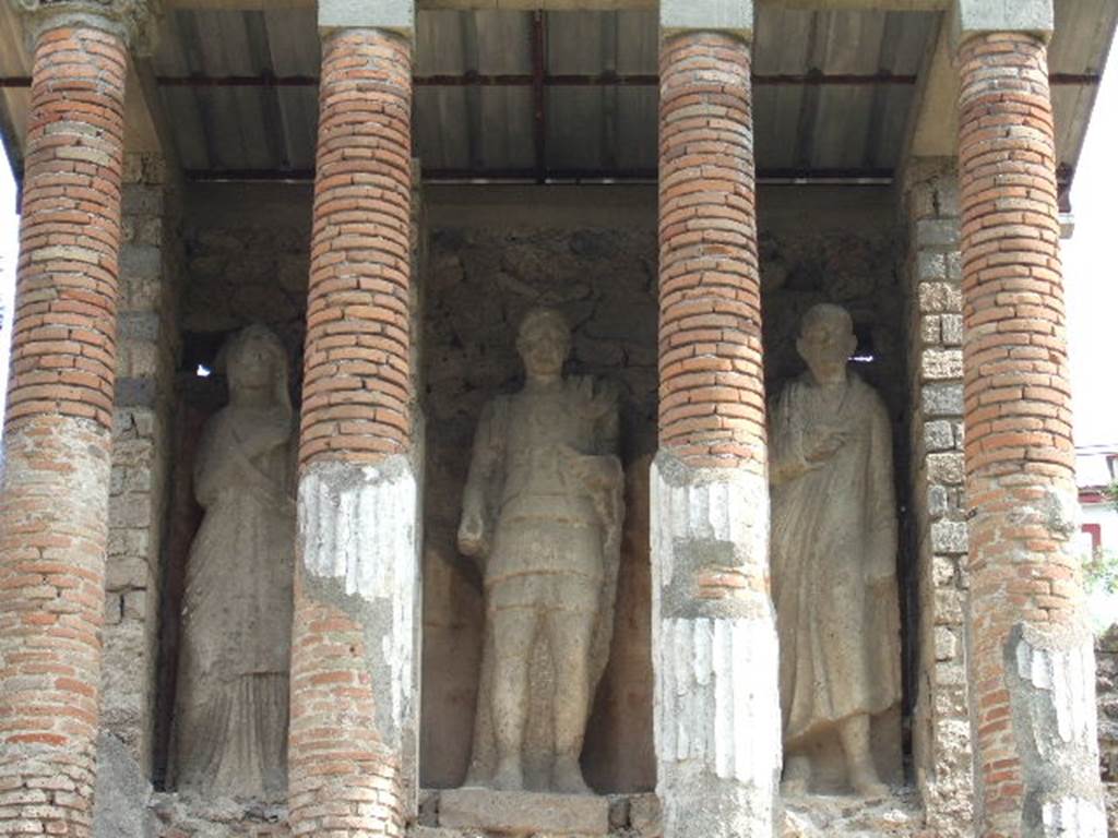 Pompeii Porta Nocera Tomb 13OS. May 2006. Three statues, one female to the left, a soldier and an old man to the right.
