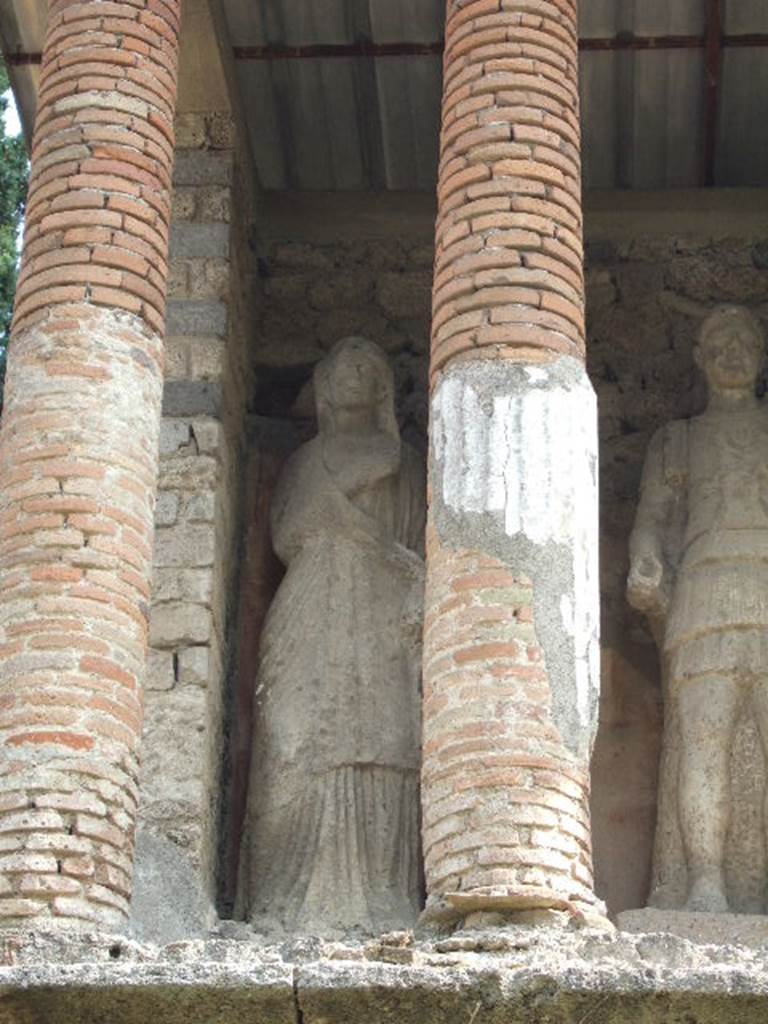 Pompeii Porta Nocera Tomb 13OS. Female statue. May 2006.
