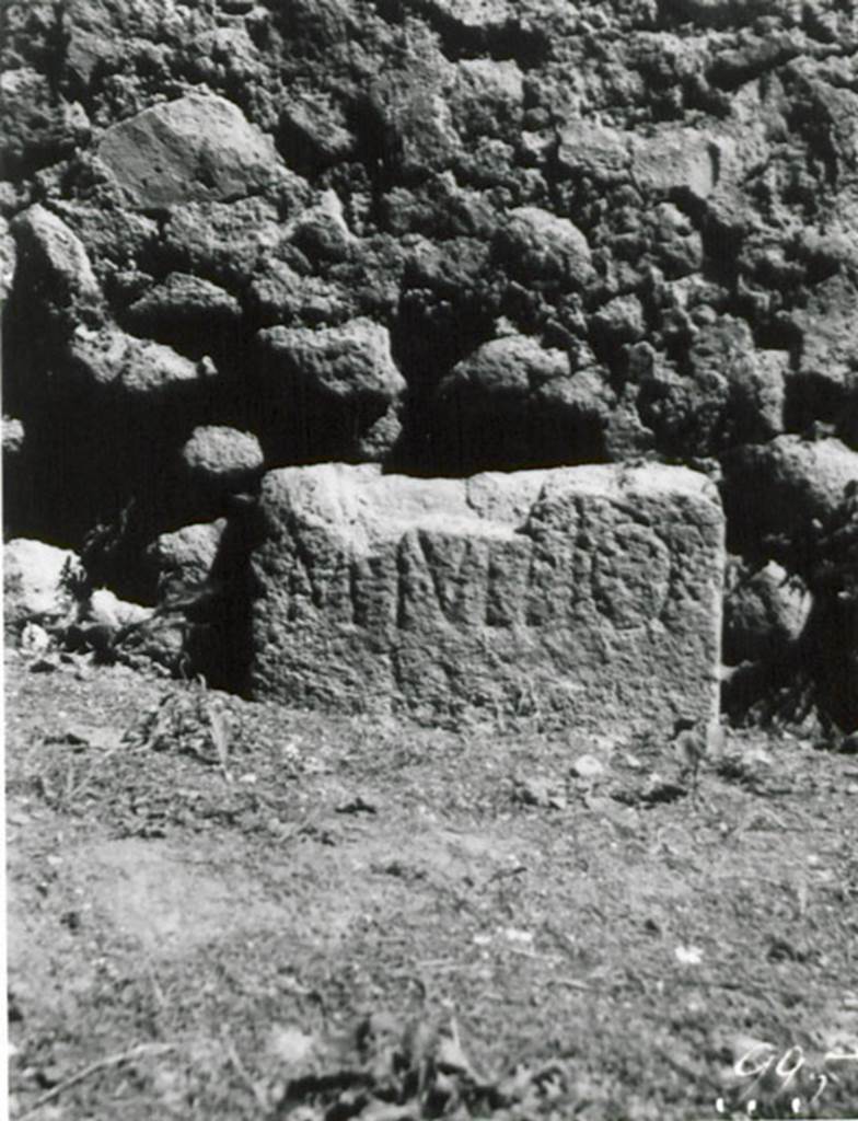SGH Pompeii. c.1936 photo by Tatiana Warscher. Boundary stone on front wall of enclosure. See Warscher T., 1936. Codex Topographicus Pompeianus Regio I.1, I.5. Rome:DAIR. No. 5.