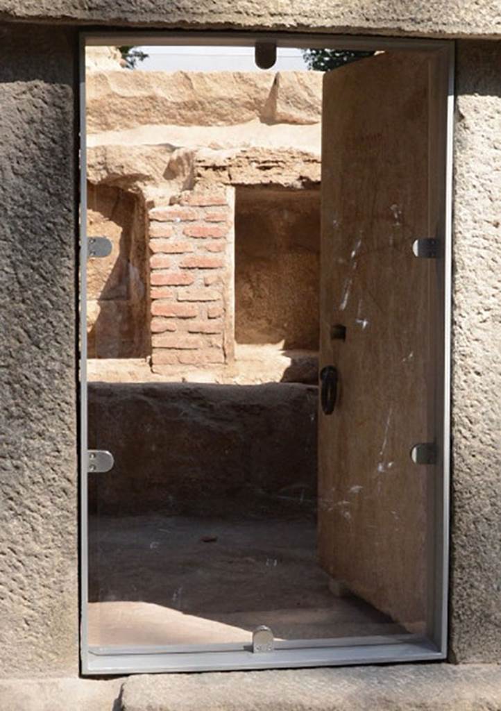 SG5 Pompeii. 2018,. View through entrance showing door and niches.