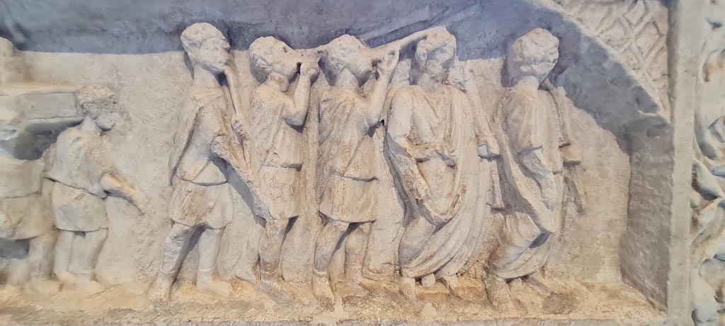 SG6 Pompeii. April 2023. Detail of procession with trumpeters from upper row, right-hand side. Photo courtesy of Giuseppe Ciaramella.