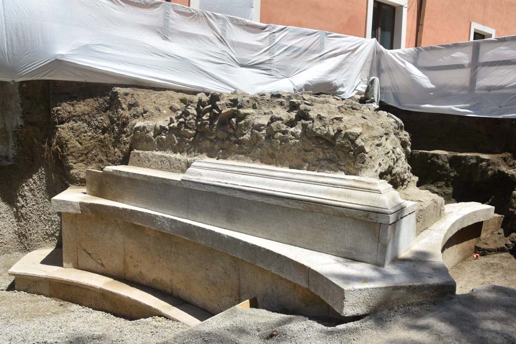 SG6 Pompeii. 4 metre long inscription on north side with cornice above and damaged top area.
Photograph © Parco Archeologico di Pompei.
