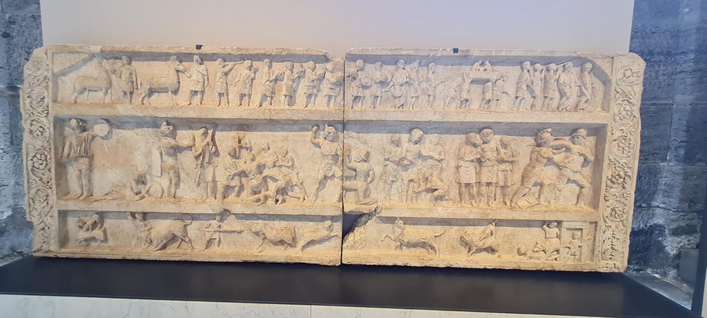 SG7 Pompeii. April 2023. Relief showing gladiatorial displays from tomb at Stabian Gate, inv. 6704).
Now on display in “Campania Romana” gallery in Naples Archaeological Museum. Photo courtesy of Giuseppe Ciaramella.
