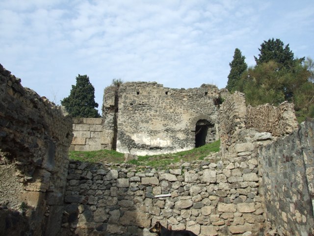 T12 Pompeii. December 2007. City walls and Tower XII. Looking east.
