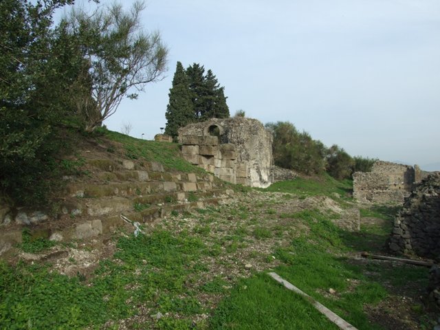T12 Pompeii. December 2007. City walls near Tower XII. 