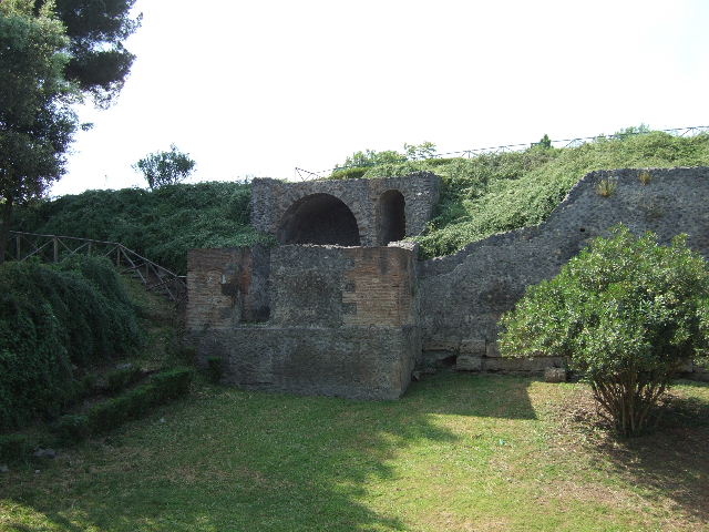 T2 Pompeii. Tower II. December 2005. South side.