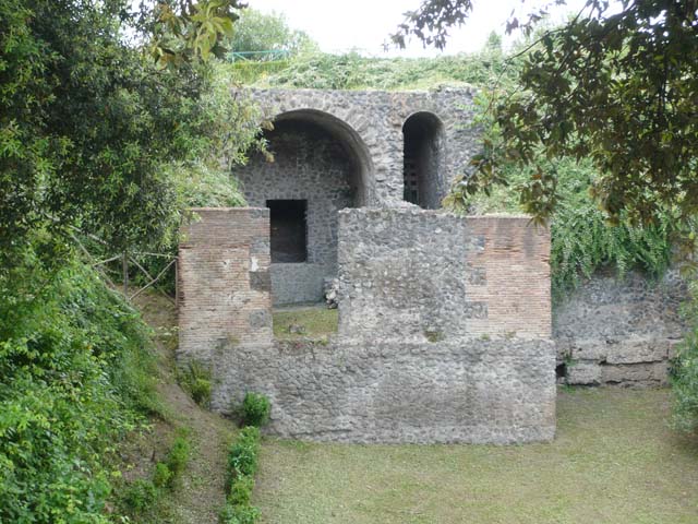 T2 Pompeii. Tower II. May 2010. Rear arch of tower.