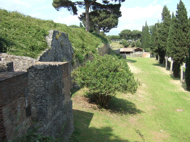 T2 Pompeii. Tower II. December 2005. Looking north east.