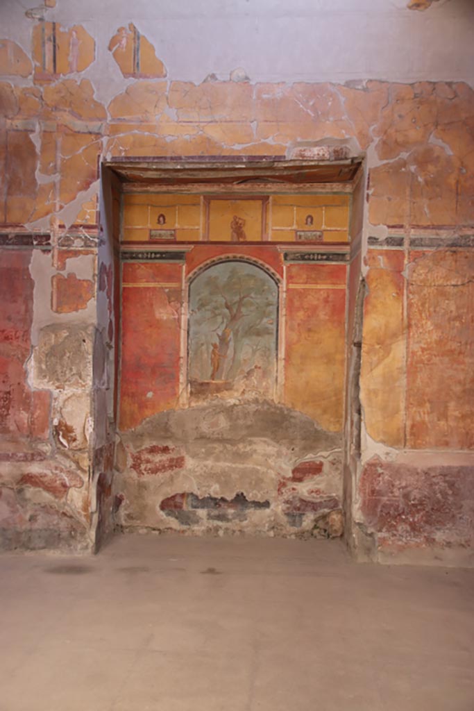 Oplontis Villa of Poppea, October 2022.
Room 8, looking towards the east wall with large recess, and mythological painting of Hercules in the Garden of the Hesperides.
Photo courtesy of Klaus Heese.
