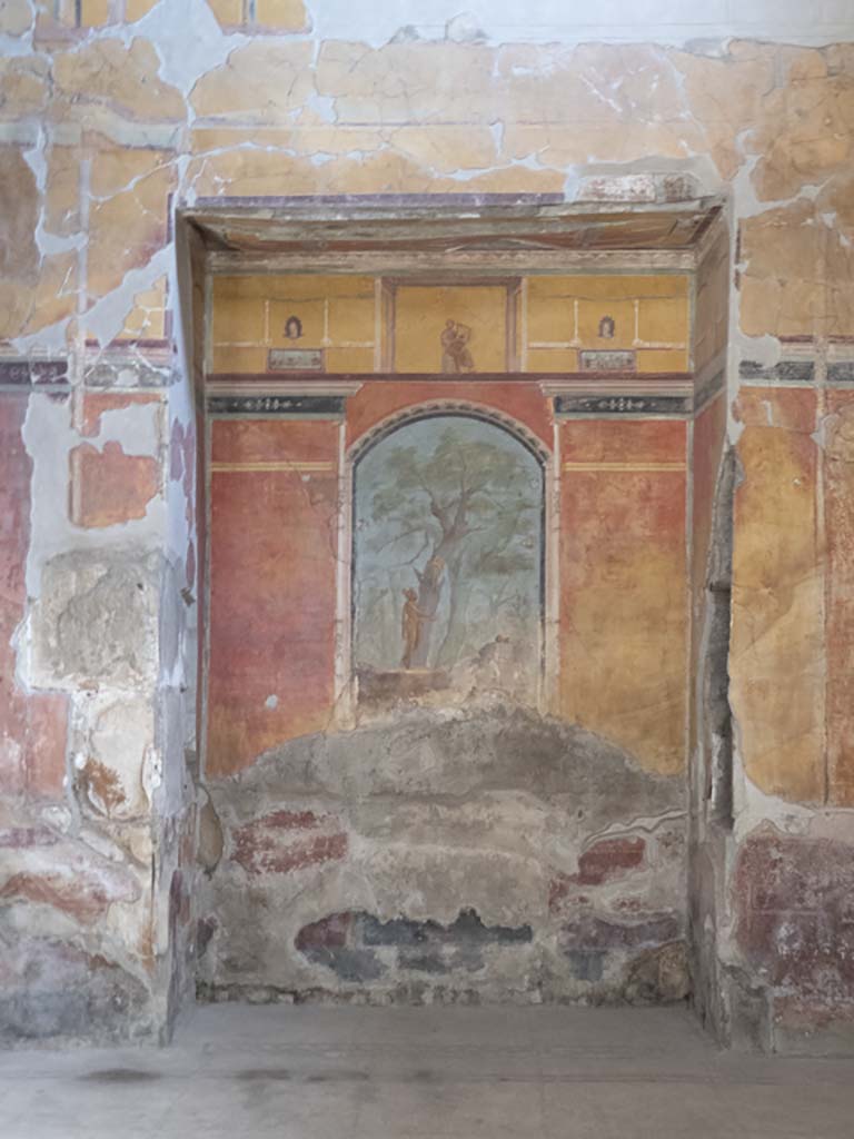 Oplontis Villa of Poppea, September 2017. 
Room 8, looking towards the east wall with large recess, and mythological painting of Hercules in the Garden of the Hesperides.
Foto Annette Haug, ERC Grant 681269 DÉCOR.

