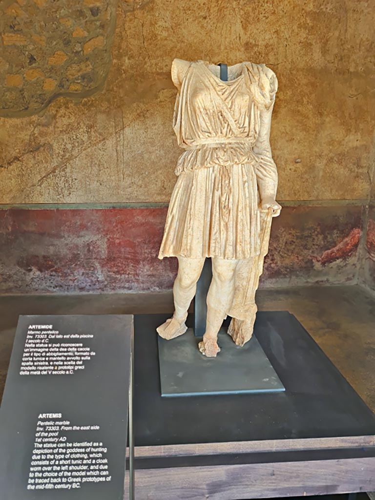 Oplontis Villa of Poppea, October 2023. 
Room 75, marble statue of Artemis (inv. 73303), on display here but found on the east side of the pool.
Photo courtesy of Giuseppe Ciaramella. 
