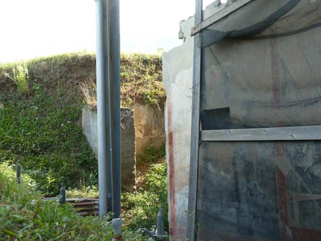 Stabiae, Secondo Complesso (Villa B), September 2015. Room 1, west portico, with painted panel, and doorway into room at rear of room 13.
