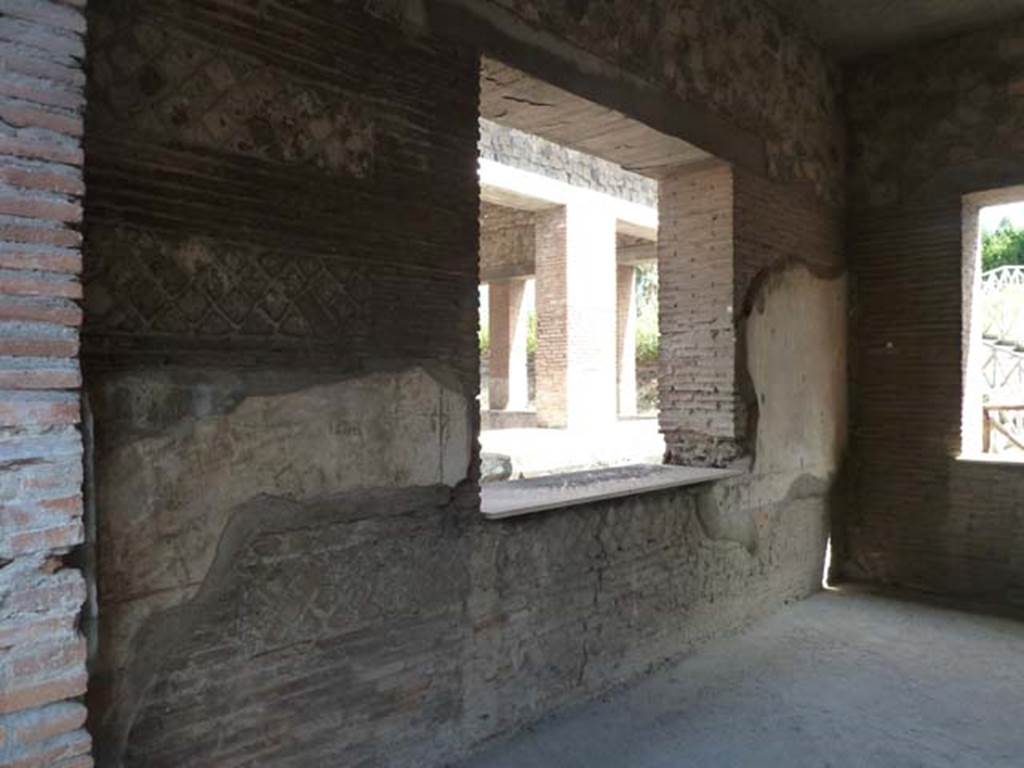 Stabiae, Villa Arianna, September 2015. Room E, looking towards window in east wall overlooking garden D. According to the description notice-board, the decoration of room E originally showed a similar wall decoration to that of room 12, but room E was less rich in detail.
