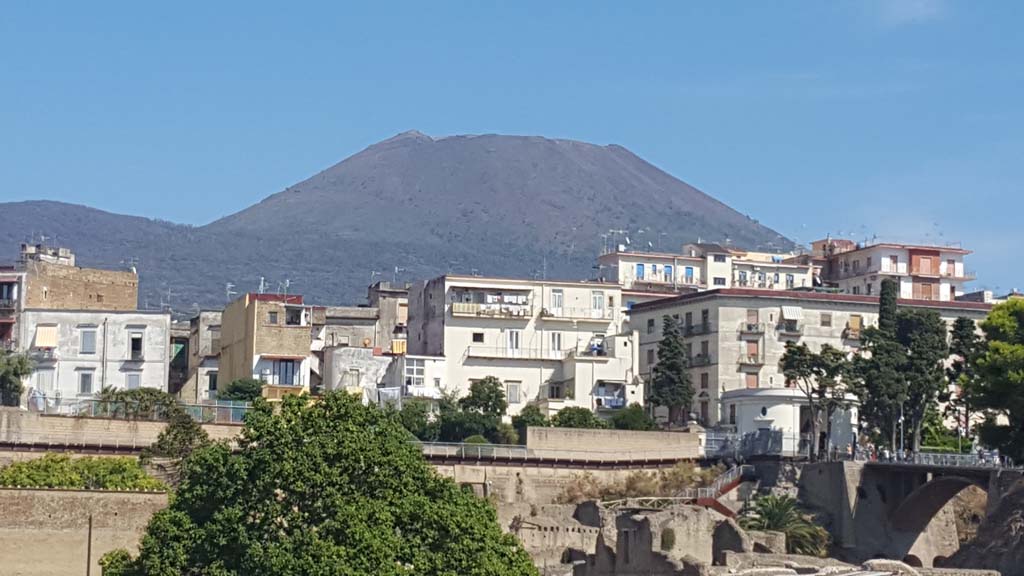 Vesuvius. September 2018. Looking north from Stabia.
Foto Anne Kleineberg, ERC Grant 681269 DÉCOR.

