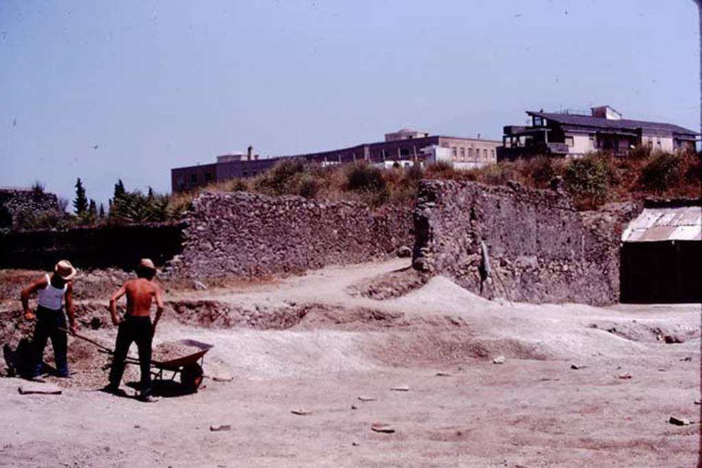 I.21.6 Pompeii. 1974. Looking towards the south-east corner. Photo by Stanley A. Jashemski.   
Source: The Wilhelmina and Stanley A. Jashemski archive in the University of Maryland Library, Special Collections (See collection page) and made available under the Creative Commons Attribution-Non Commercial License v.4. See Licence and use details. J74f0240
