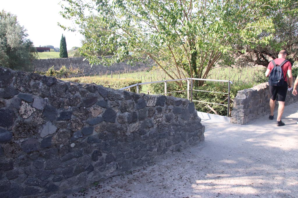 I.21.6 Pompeii. October 2023. Entrance, looking north-west. Photo courtesy of Klaus Heese.