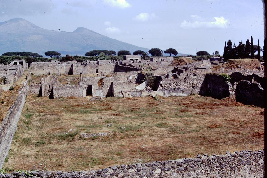 I.21.6 Pompeii. 1972. Looking north across insula. Photo by Stanley A. Jashemski. 
Source: The Wilhelmina and Stanley A. Jashemski archive in the University of Maryland Library, Special Collections (See collection page) and made available under the Creative Commons Attribution-Non-Commercial License v.4. See Licence and use details.
J72f0218
