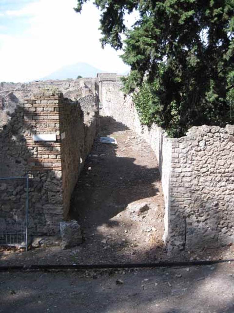 Pompeii. Street altar near I.1.10, on corner of unnamed vicolo between I.1 and I.5, looking north. Photo taken from unnamed vicolo between these insulae and the city walls. Photo courtesy of Drew Baker.

