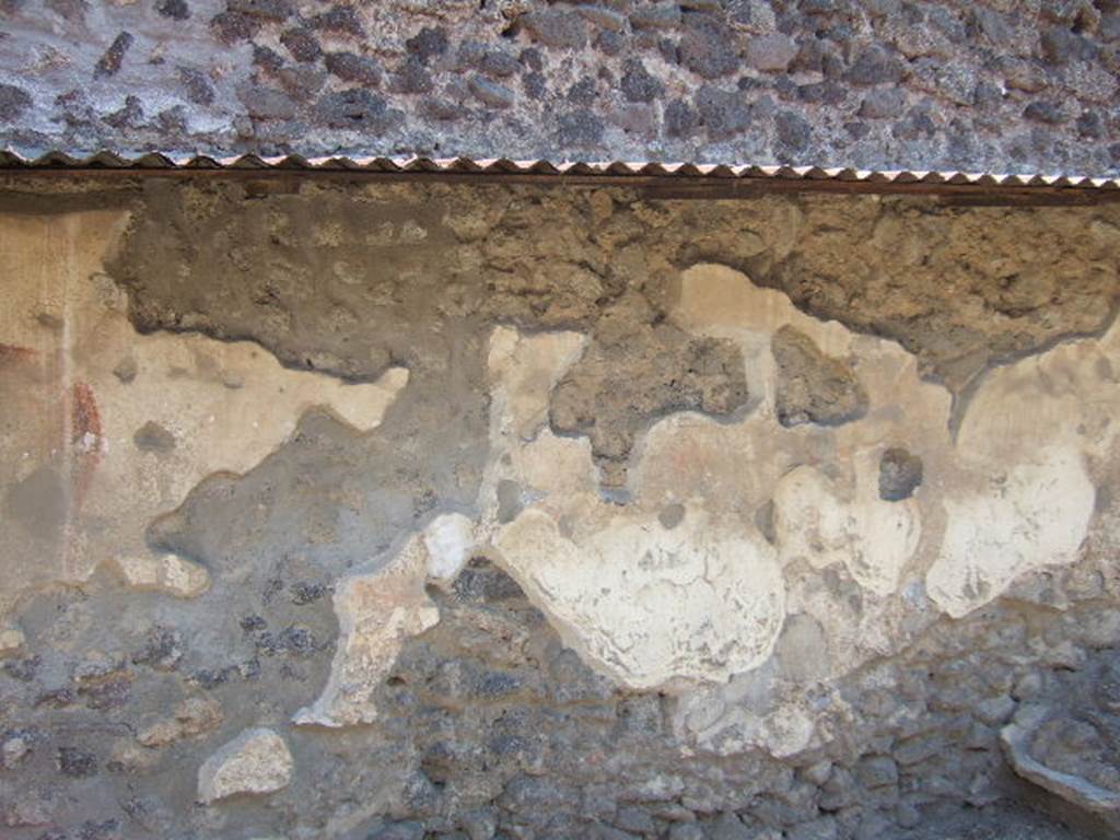 Pompeii Street Altar at I.8.1. September 2005. Remains of painting immediately to north of altar. This used to show more coils of the serpent.