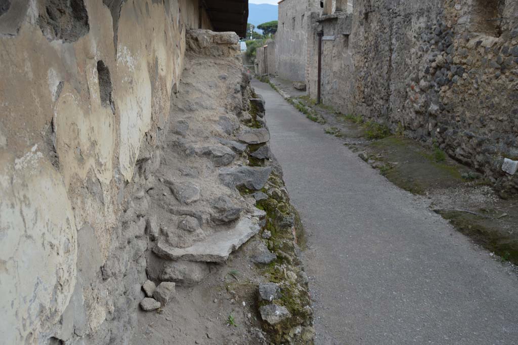 I.8.1 Pompeii. October 2018. Looking south along ramp with altar, on east side of Vicolo dell’Efebo. 
Foto Taylor Lauritsen, ERC Grant 681269 DÉCOR.

