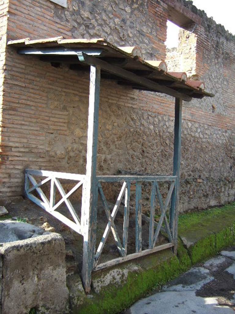 Street shrine near I.13.10, on Via di Nocera, Pompeii. May 2006. 
