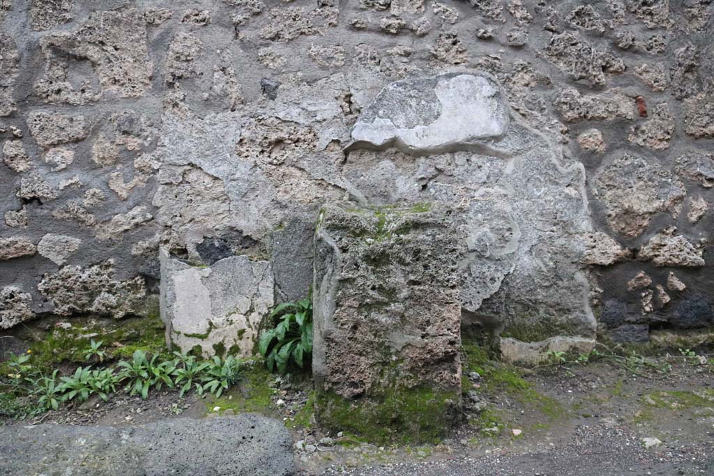 Pompeii. December 2018. Street altar against side wall of I.14.8 on Vicolo dei Fuggiaschi. Photo courtesy of Aude Durand.

