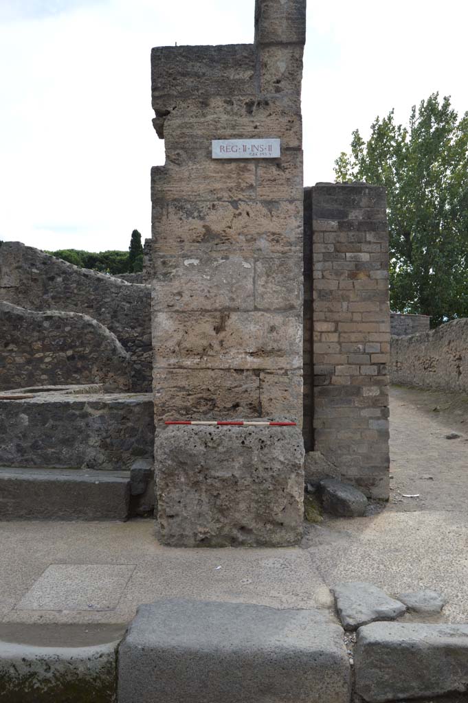 Street altar outside II.2.1 Pompeii. October 2018. 
Looking towards west side of entrance doorway, with a street altar in front of the pilaster.
Foto Taylor Lauritsen, ERC Grant 681269 DÉCOR.

