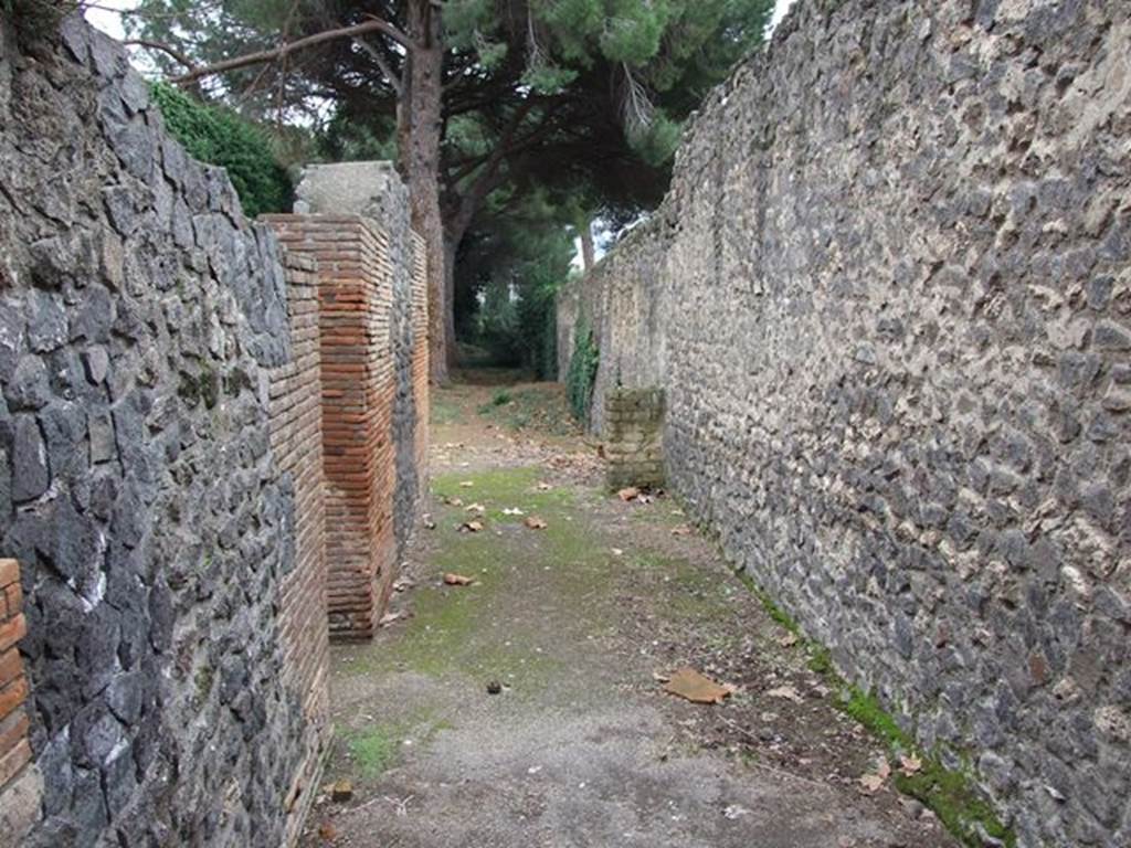 II.7.9a, on left, Pompeii. December 2006. Eschebach identified a street altar 12 metres from south-east corner of Insula 9, on rear wall. See Eschebach, L., 1993. Gebäudeverzeichnis und Stadtplan der antiken Stadt Pompeji. Köln: Böhlau. (p.100)