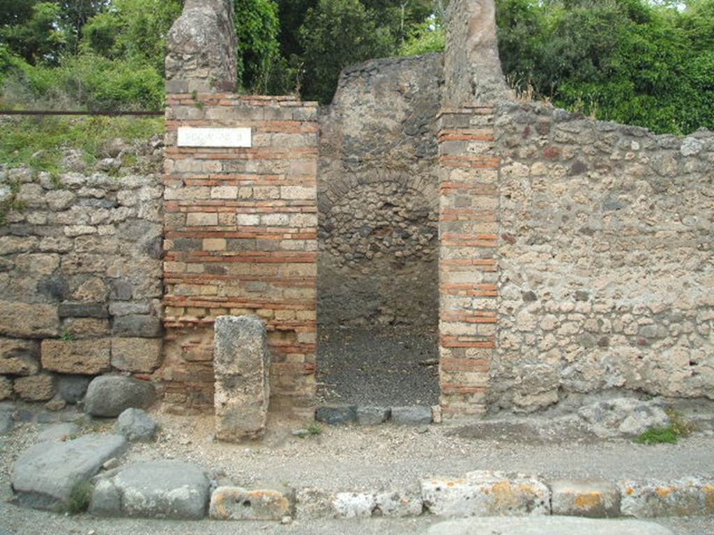 V.3.1 Pompeii. May 2005. Street altar on north side of Via di Nola.