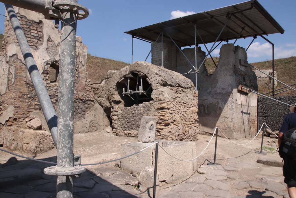 Pompeii Street Shrine at V.8, on north-east side of junction. September 2021. 
Fountain, Well, Water Tower and street shrine, at crossroads of Vicolo delle Nozze d’Argento and Vicolo dei Balconi. Photo courtesy of Klaus Heese.
